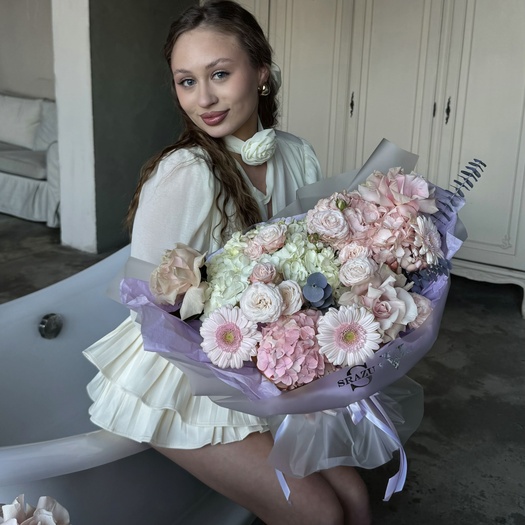 Авторский букет с гортензией, розой и дельфиниумом