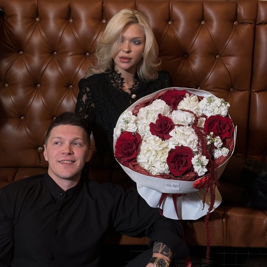 Авторский букет из гортензии, роз и амаранта