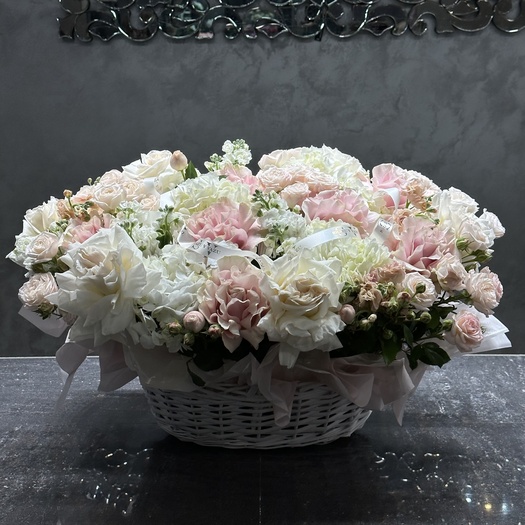 Авторская корзина с розами, гортензией и маттиолой