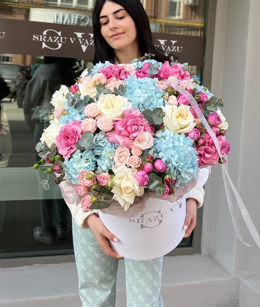Цветочная композиция с гортензиями и кустовыми розами