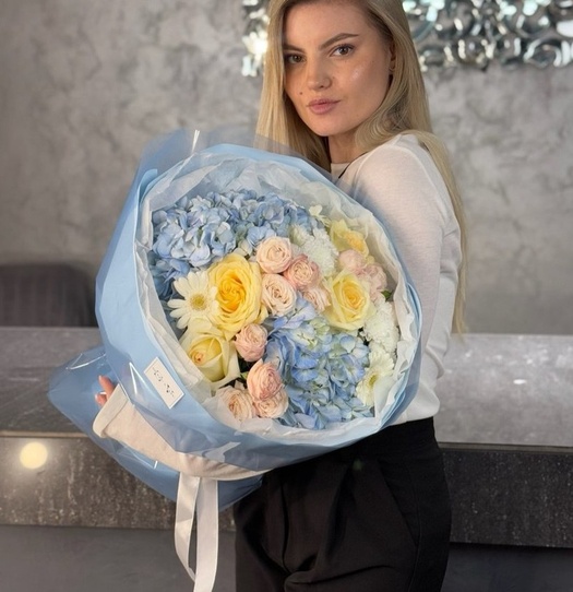 Авторский букет с гортензией, розами и гермини