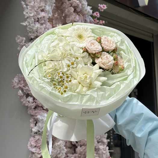 Авторский букет с гортензией, ромашками, розой