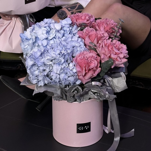 Дуо - композиция из роз и гортензии