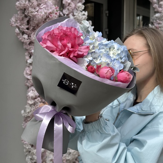 Авторский букет из гортензии, роз и эвкалипта