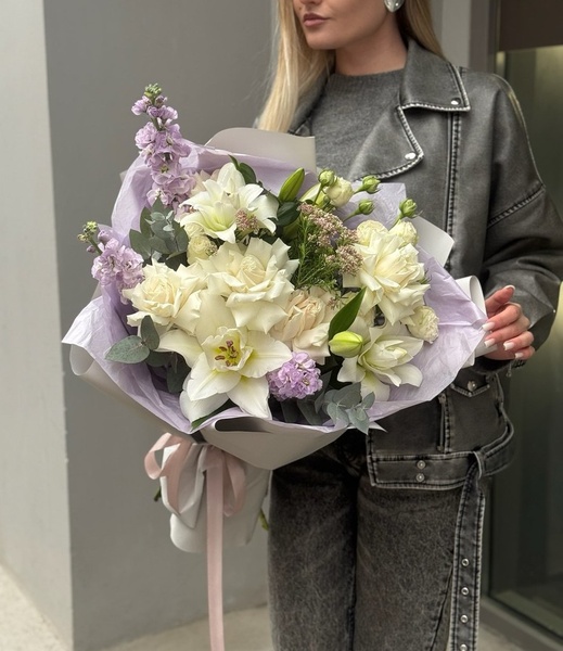 Авторский букет с лилией, розами и маттиолой