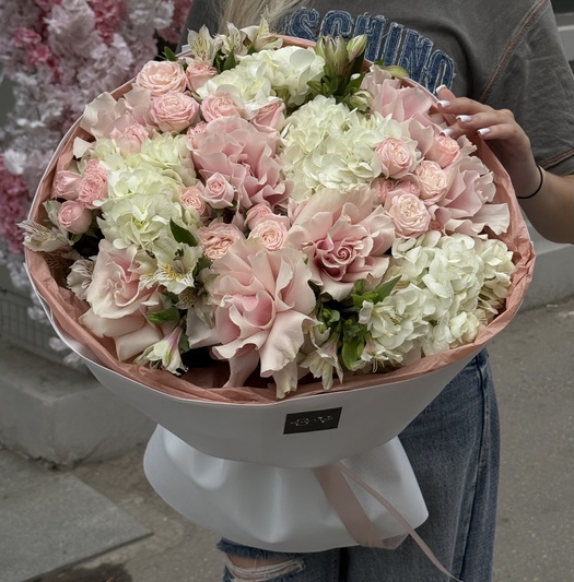 Авторский букет розами, гортензиями и альстромерией