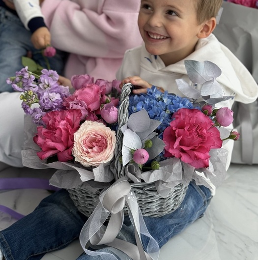 Авторская композиция с розами и гортензией