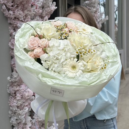 Авторский букет с розой, гортензией, ромашками