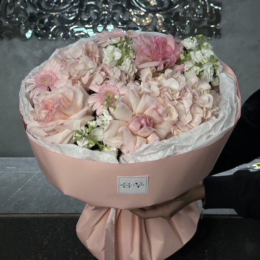 Авторский букет с маттиолой, гермини, розой