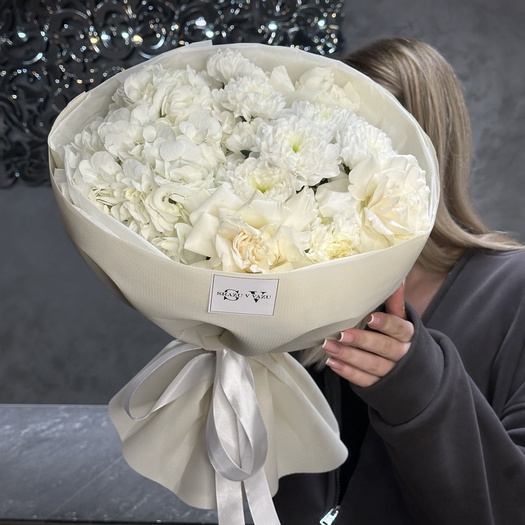 Авторский букет с розой, гортензией и хризантемой