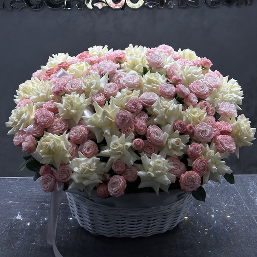 Корзина гигант из кустовых и французских роз