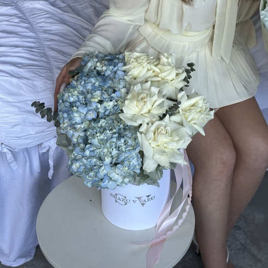 Дуо-композиция из голубой гортензии и роз