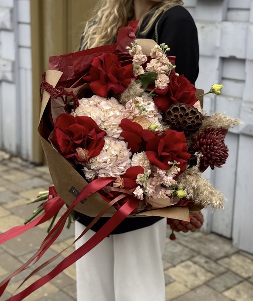 Авторский букет с лотосом и розами