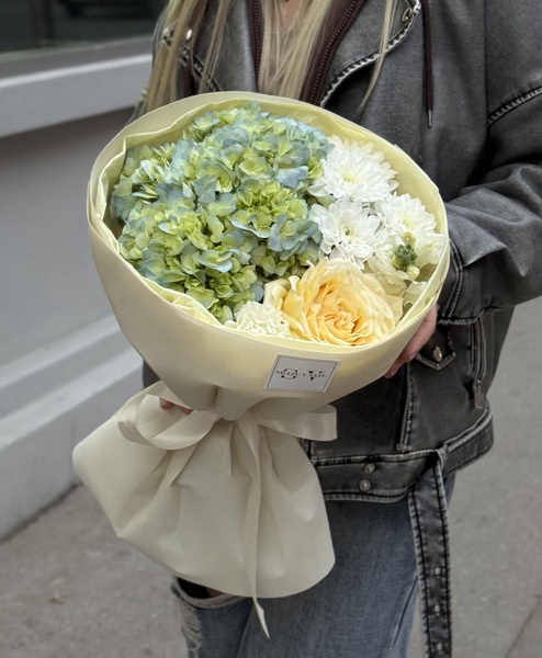 Авторский букет с голубой гортензией, хризантемой и розой