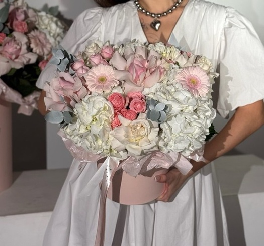 Авторская композиция с розами и гермини