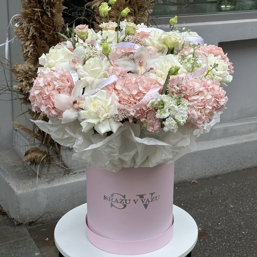 Авторский композиция с орхидеей, гортензией и розами