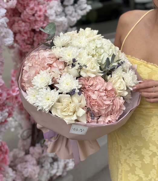 Авторский букет с розами, хризантемой и гортензией