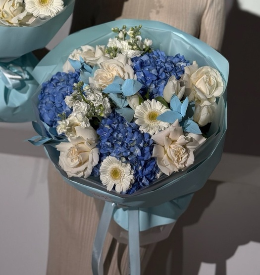 Авторский букет гортензией, тюльпанами и маттиолой