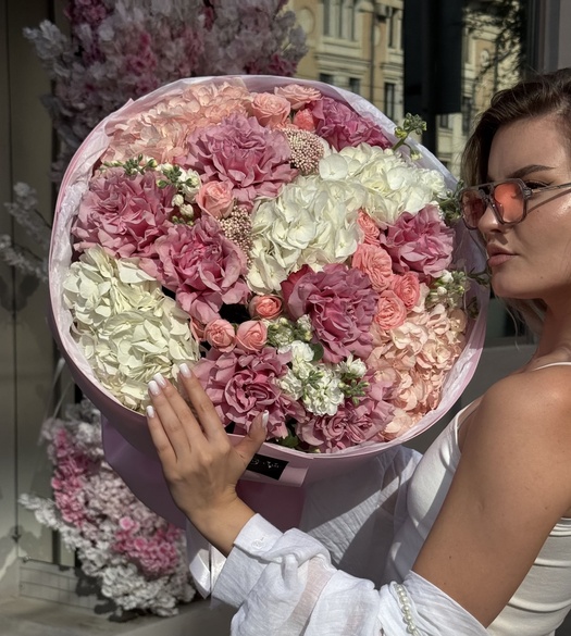 Авторский букет с гортензией, розами и маттиолой