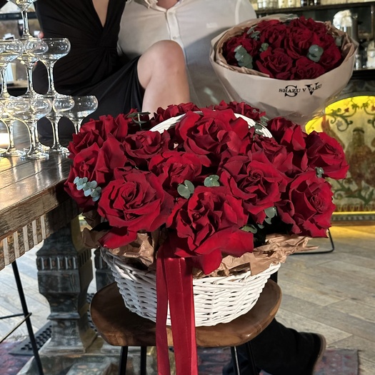 Корзина из французских роз «EXPLORER» с эвкалиптом