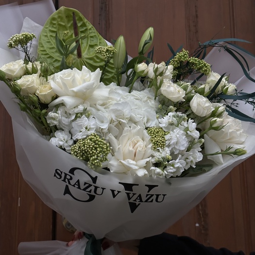 Авторский букет с антуриумом и озотамнусом