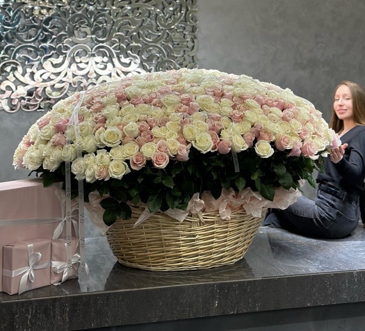 Корзина из 601 эквадорской розы