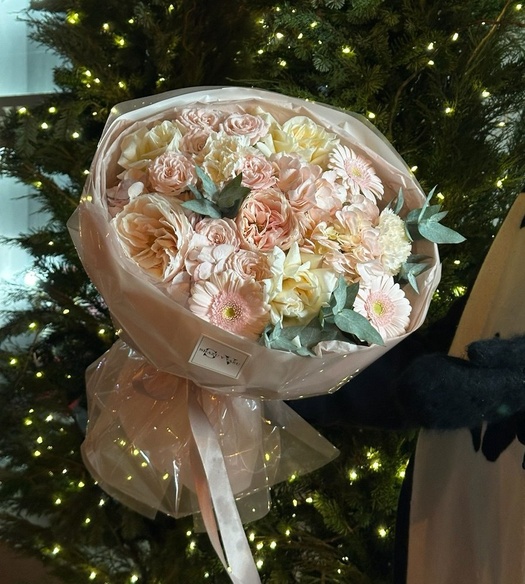 Авторский букет с гортензией,розами и диантусами