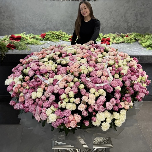 WOW корзина из кустовой розы 251шт