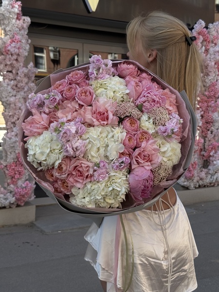 Авторский букет с гортензией, розами и экзотикой