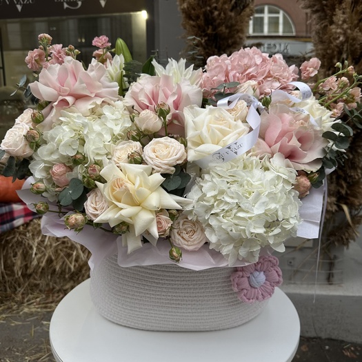 Авторская корзина с гортензией, розами и лилией