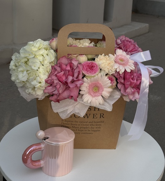 Авторская композиция из гортензии, роз и гермини