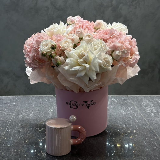 Авторская композиция с гортензией и французскими розами