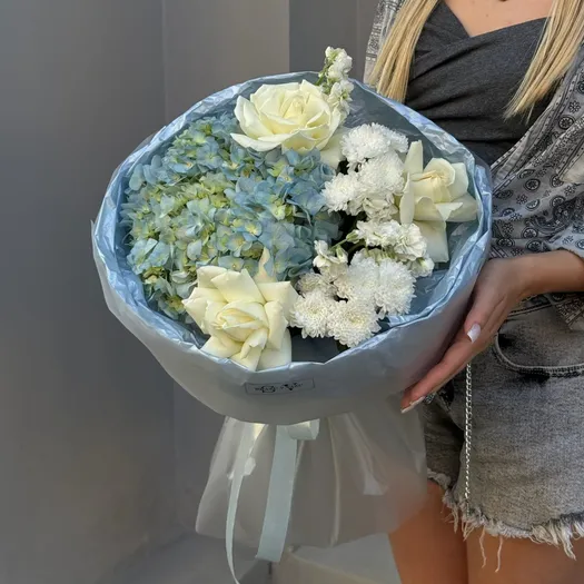 Авторский букет с гортензией, розами и сантини