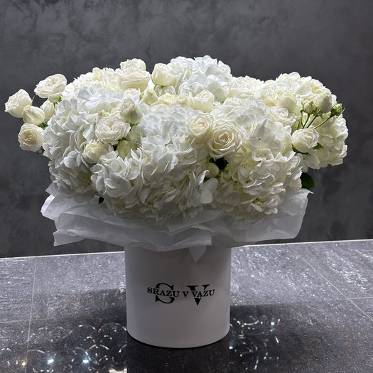 Авторская композиция с гортензией и кустовыми розами