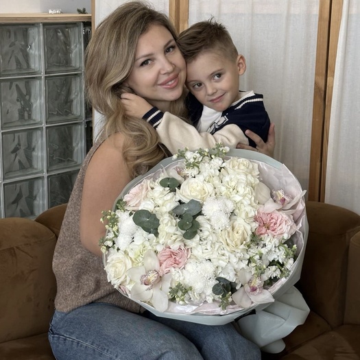 Авторский букет из гортензии, роз, сантини