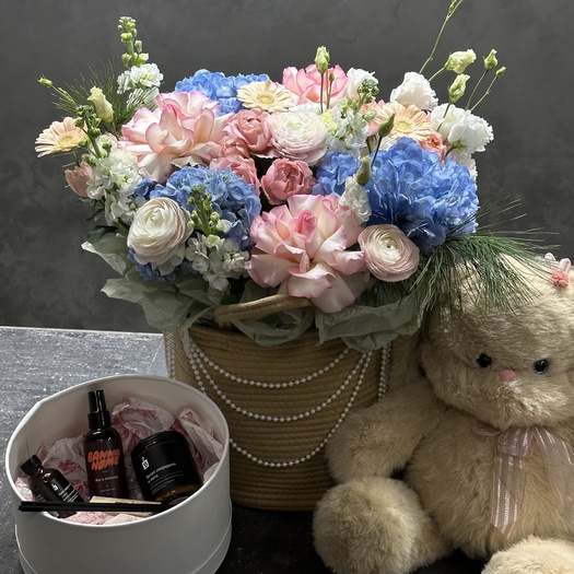 Авторская композиция с ранункулюсом и хвоей