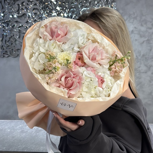 Авторский букет с розой, гортензией и маттиолой