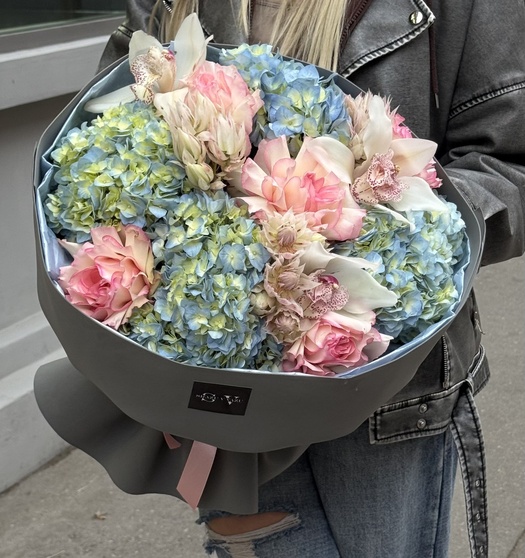 Авторский букет с экзотикой в голубых тонах