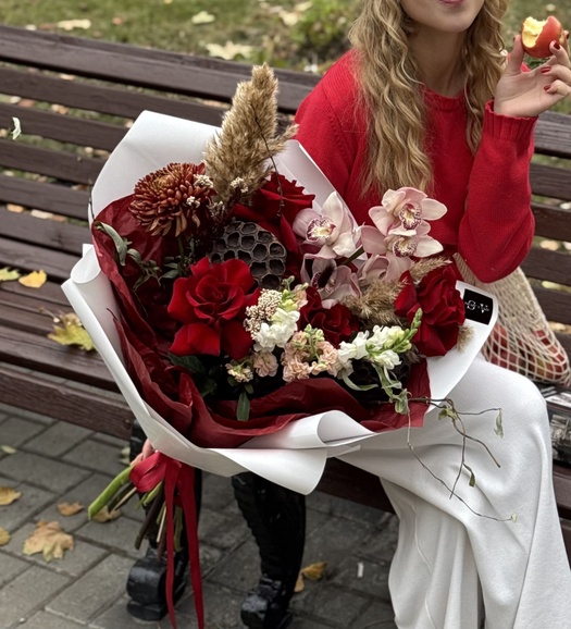 Авторский осенний букет с розами и сухоцветами