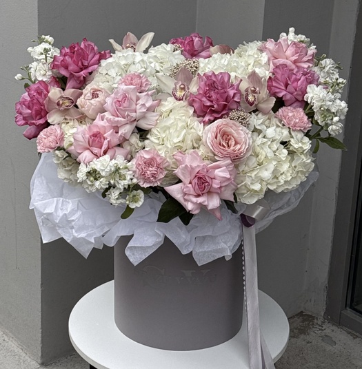 Авторская композиция с орхидеей, гортензией и розами