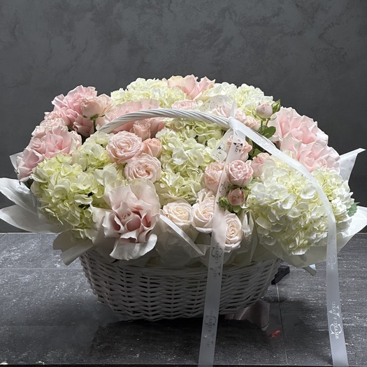 Авторская корзина с гортензией и французскими розами