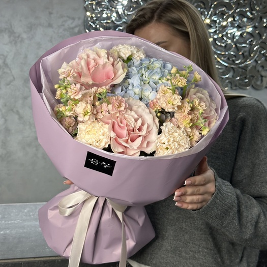 Авторский букет с гортензией, розой и гвоздикой