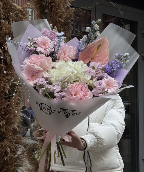 Авторский букет с антуриумом и дельфиниумом