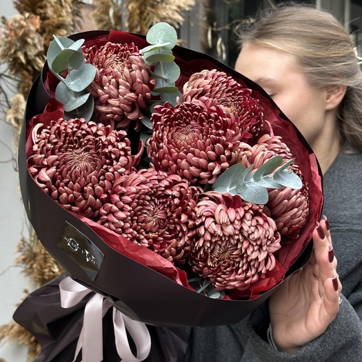 Букет из коричневых бигуди с эвкалиптом