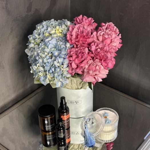 Дуо - композиция из гортензии и роз