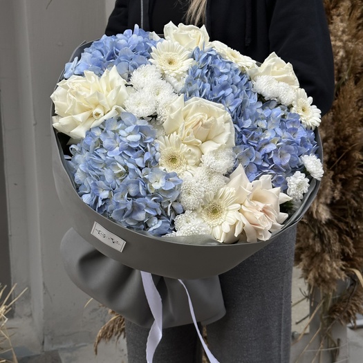 Авторский букет из гортензий, гермини и роз
