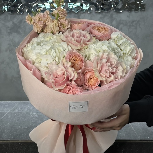 Авторский букет с розой, гортензией и маттиолой