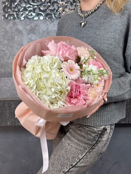 Авторский букет с розами, гермини и маттиолой