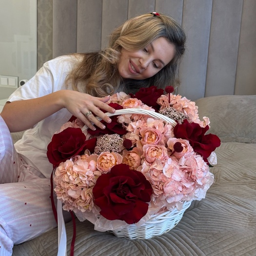 Авторская корзина с гортензией, розой, краспедией