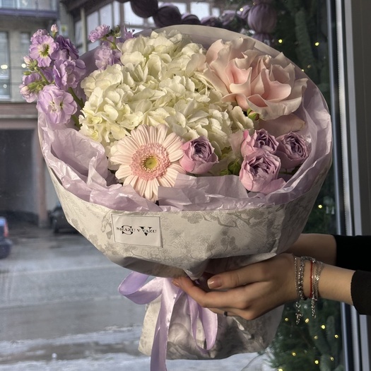 Авторский букет с гортензией, гермини, маттиолой